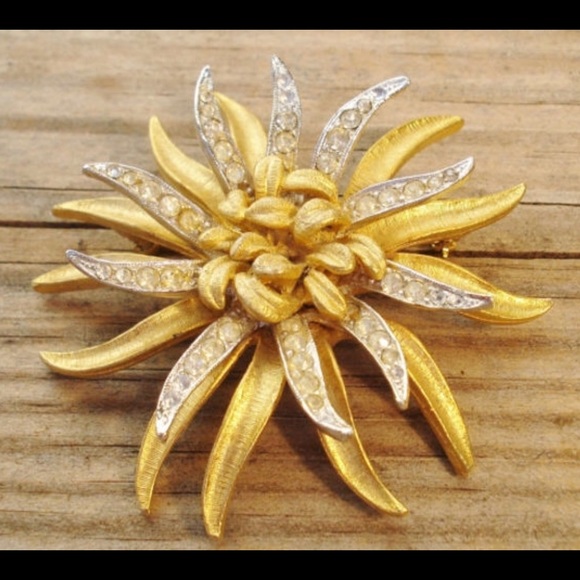 Vintage CORO Chrysanthemum Flower Pin - Picture 2 of 3